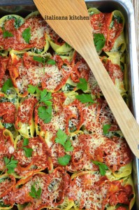 Spinach-and-Ricotta-Lumaconi-with-Roasted-Red-Pepper-Sauce