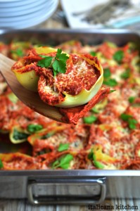 Spinach-and-Ricotta-Lumaconi-with-Roasted-Red-Pepper-Sauce